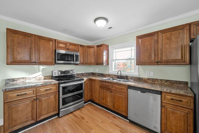 Building Photo - 2056 Lintwood Dr