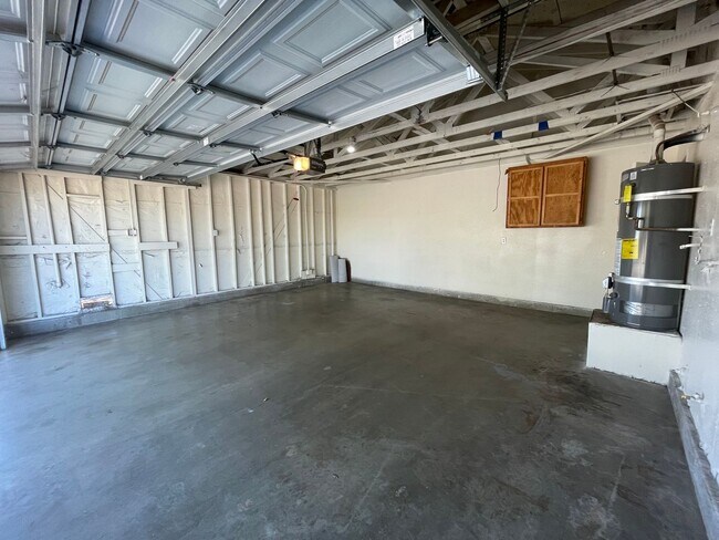 Building Photo - Hesperia-Refurbished- 3 Bedrooms, 2 Bathrooms + Den or Office, Large Property