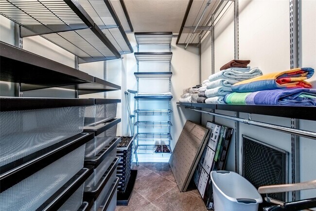 Building Photo - 1831 NE 38th St