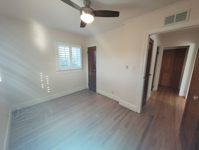 Building Photo - LARCHMONT