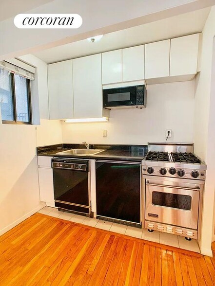 Building Photo - 306 Mott St