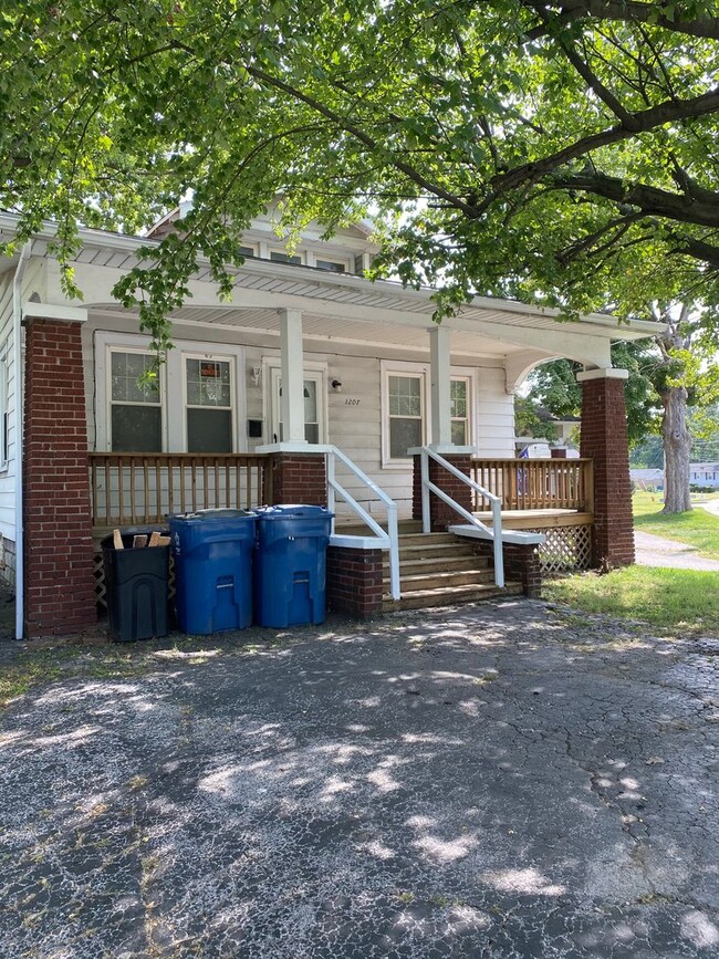 Primary Photo - Three Bedroom House in Alton