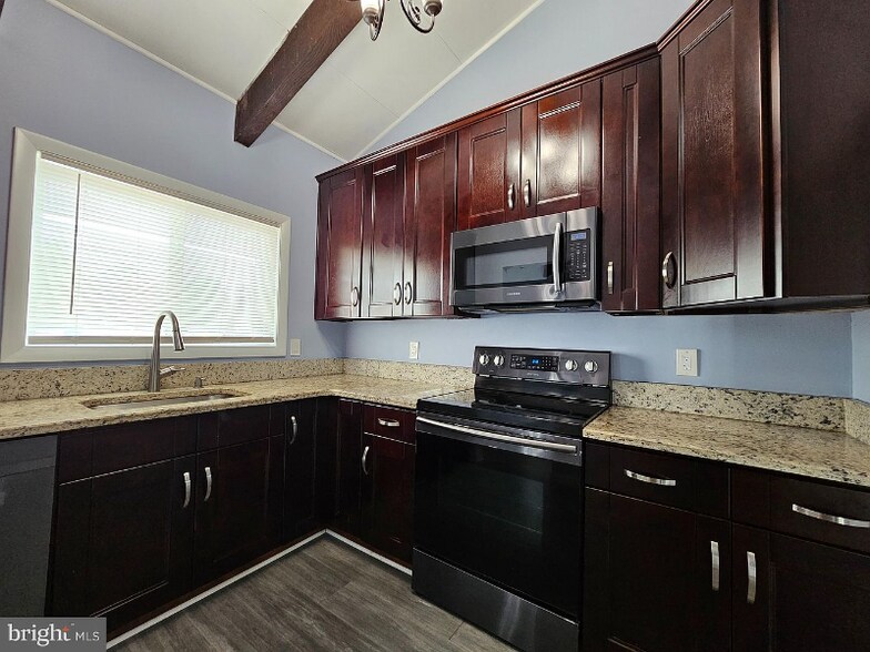 Building Photo - 6020 Regents Park Rd