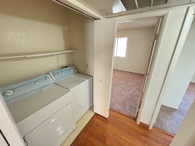 Building Photo - Gorgeous 2BED/2BATH Condo nestled in a Roc...