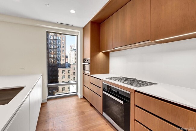 Building Photo - 200 E 21st St