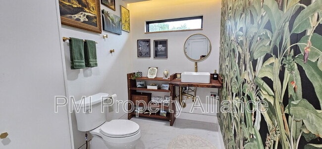 Building Photo - 2319 Drake Dr