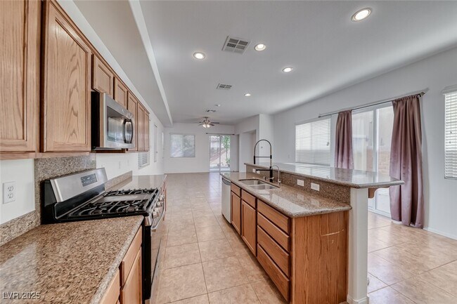 Building Photo - 6534 Ditmars St