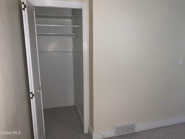 Building Photo - 9 James St