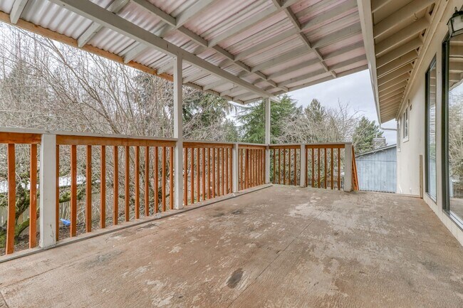 Building Photo - Custom 4BD Salmon Creek Home!