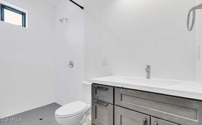 Building Photo - 832 S Farmer Ave