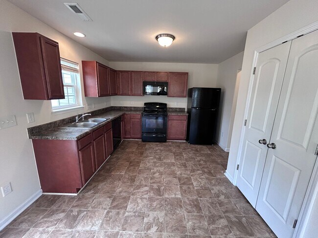 Building Photo - Coming Soon! 3/2.5 High Point Townhome, just north of town near N Main St & I-74