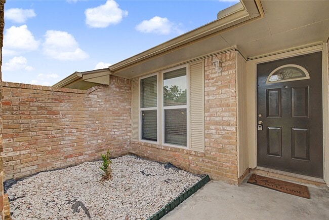 Building Photo - 6343 Maple Hill Dr