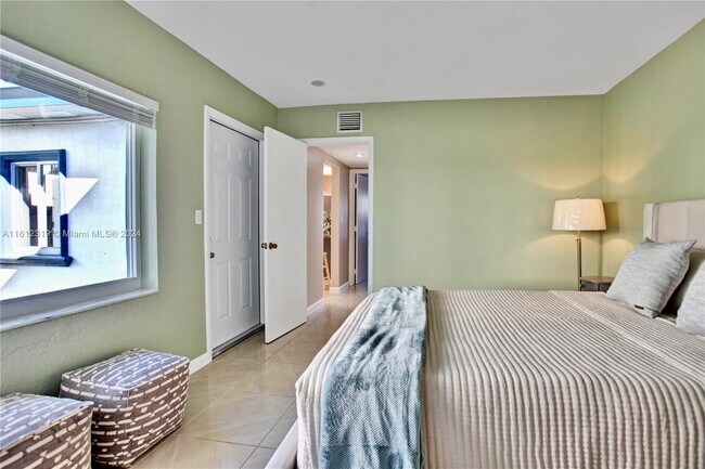 Building Photo - 1104 NE 16th Ave