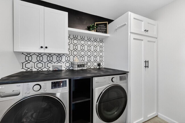 Building Photo - Lakefront 4-Bedroom Home for Rent in Beautiful Umatilla, FL