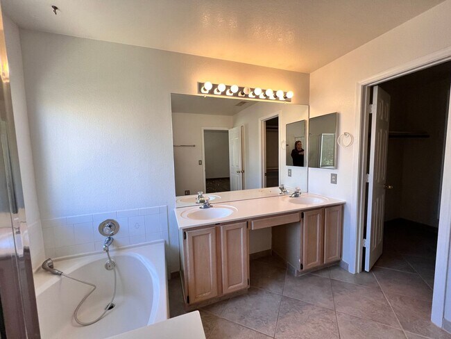 Building Photo - Ahwatukee Charmer!