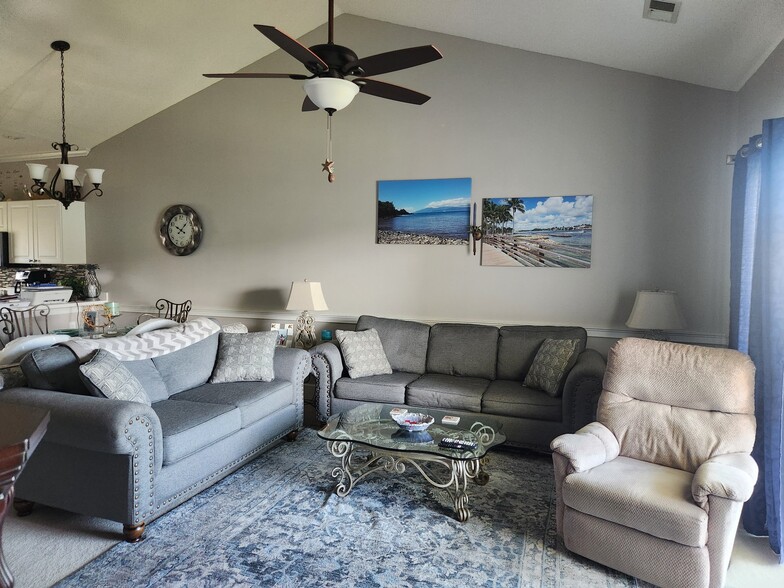 Building Photo - 4830 Carnation Cir