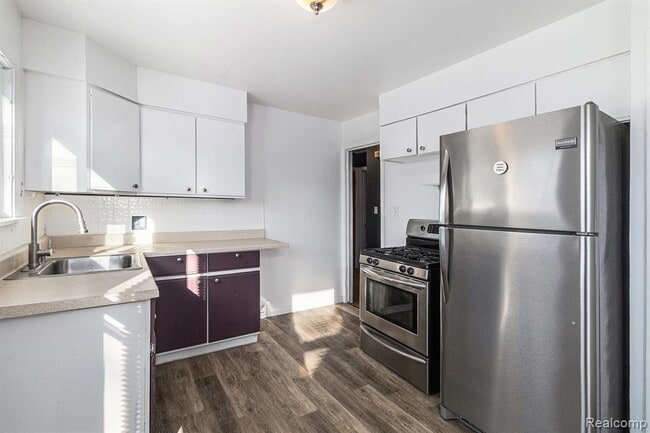 Building Photo - 2045 Central St