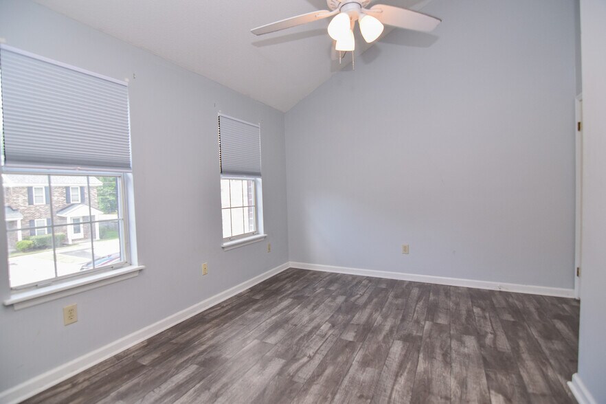 Building Photo - 105 Sandlewood Dr