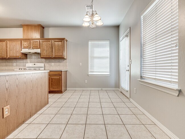 Building Photo - Well kept home in Edmond + 3 bedrooms + Office + Edmond Schools