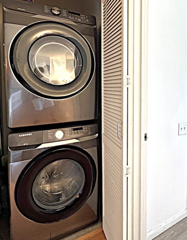 Building Photo - 210 S Desplaines St