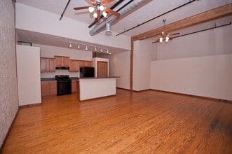 Building Photo - Market 105