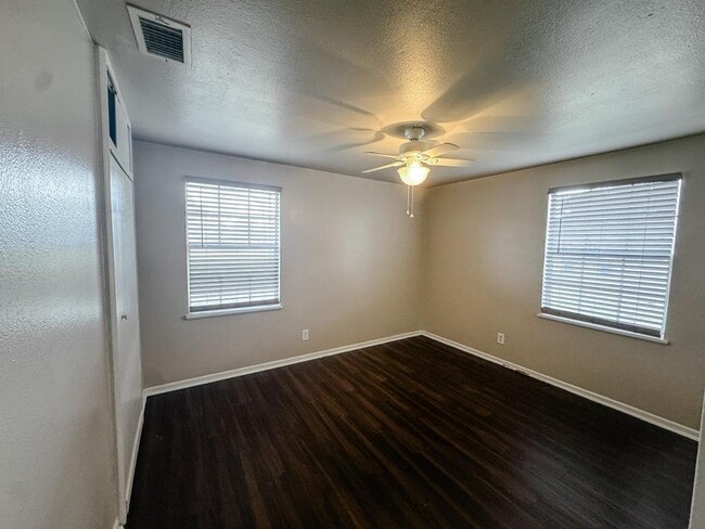 Building Photo - 305 Larkspur St