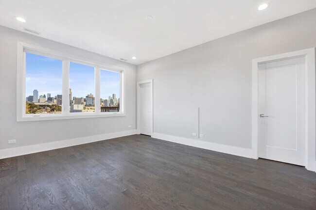Building Photo - 562 W 18th St