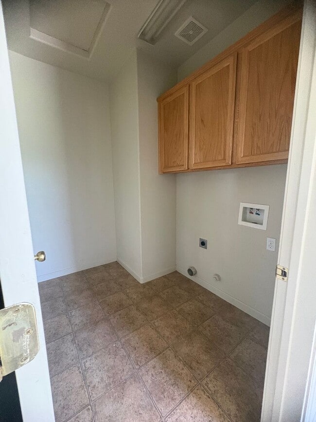 Building Photo - Nice 3-Bedroom House