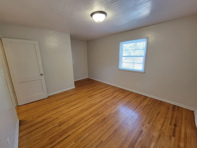 Building Photo - SPACIOUS TWO BEDROOM ONE BATH DUPLEX!! GREAT AMENITIES, LOCATION, AND PRICE!