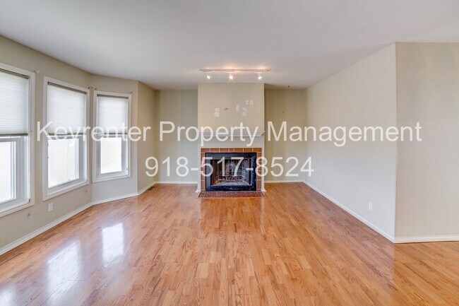 Building Photo - Riverview - Stunning 2 bed 2 bath Townhouse Great Location
