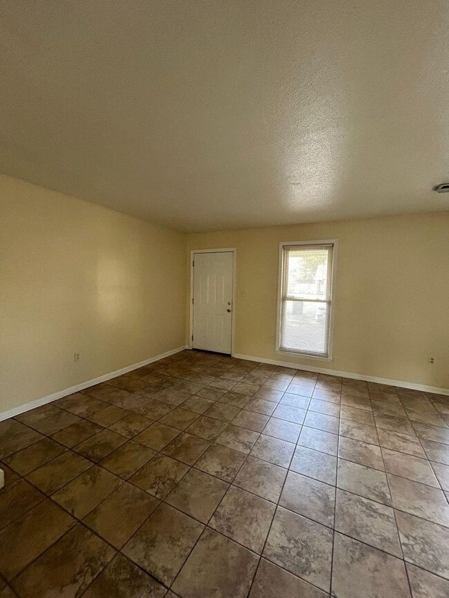 Building Photo - Available Now 3Br Townhome Ashely Villas