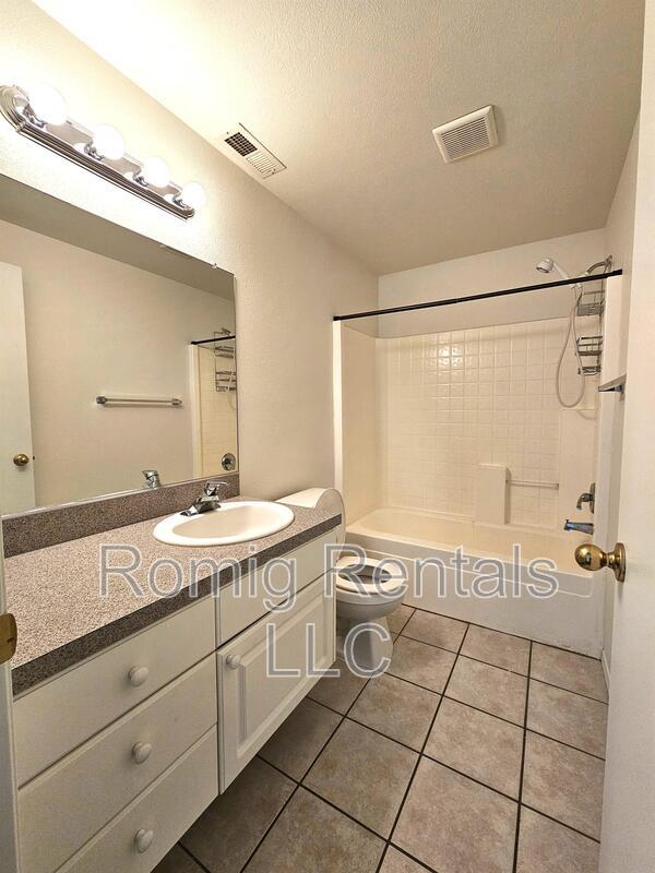 Building Photo - 9703 NE Tenny Creek Dr