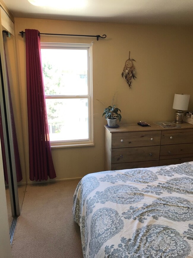 Building Photo - Updated Two Story 2 Bed 1 Bath Condo in Ce...