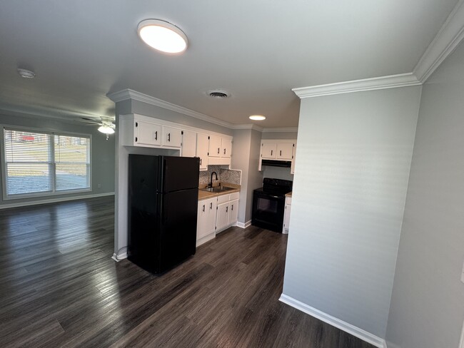 Kitchen and dining room area - 1835 W Jackson St