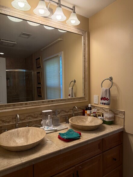 Building Photo - 8715 Shadowlake Way