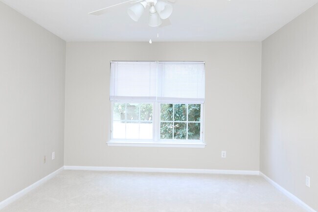 Building Photo - 2204 Lesner Crescent