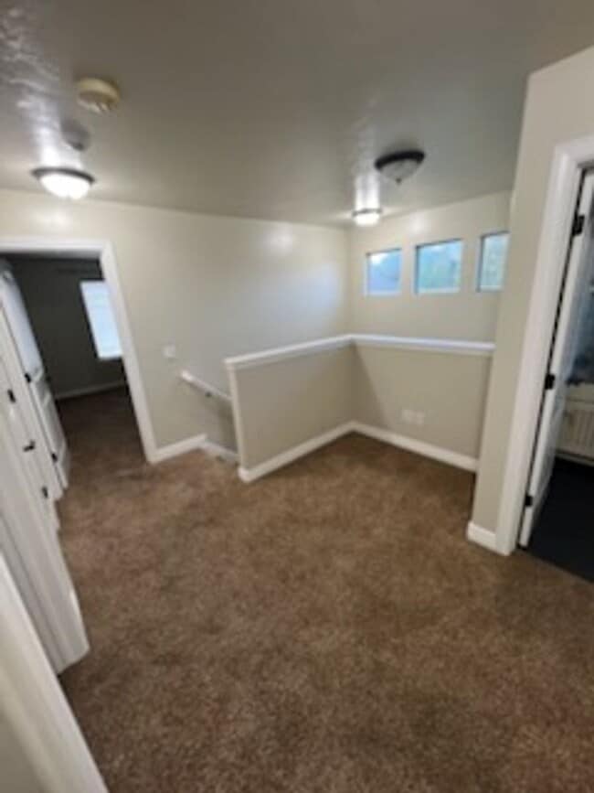 Building Photo - Pet Friendly Beautiful 3 Bed 3.5 Bath in R...