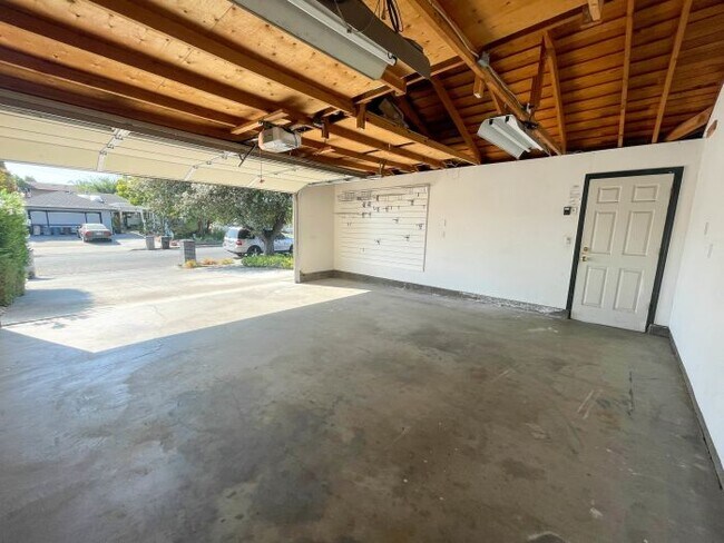 Building Photo - 1305 Antwerp Ln