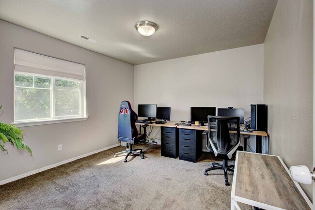 Building Photo - Beautiful 6 bed 2.5 bath home located in t...