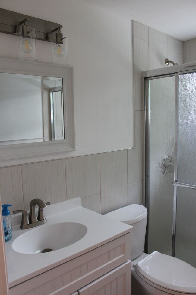 Building Photo - 2 Bedroom 1 Bath Utilities included