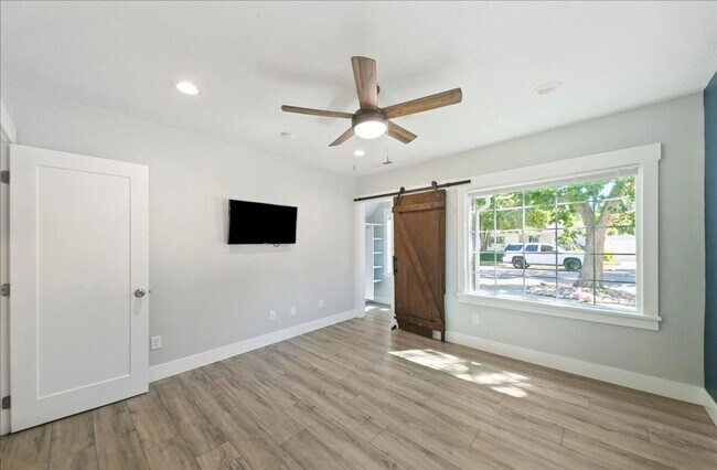 Building Photo - Bright, Spacious Home in Prime Southeast B...