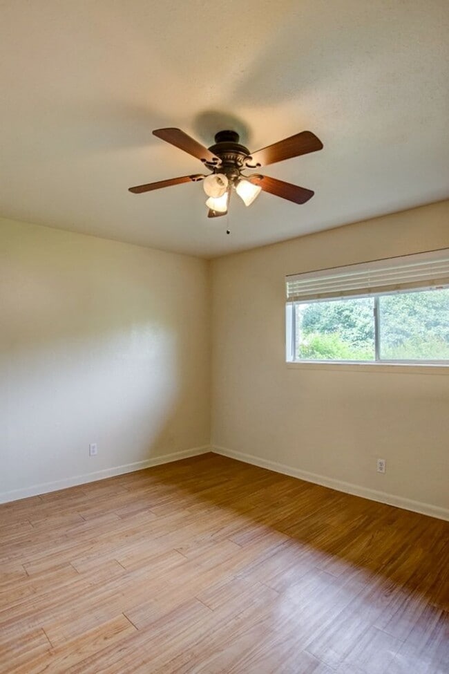 Building Photo - 403 Earl Dr
