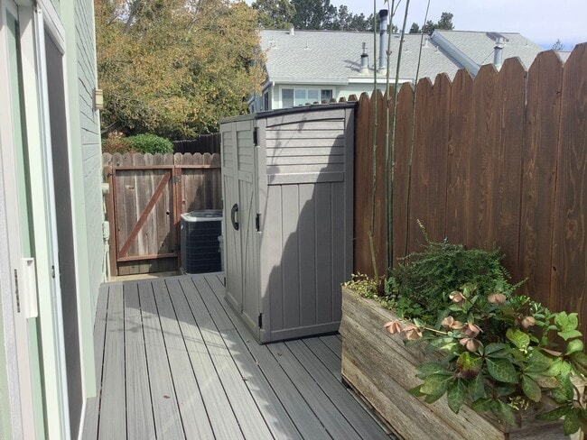 Building Photo - Updated 2 bedroom, 2 1/2 bathroom townhouse in downtown Sebastopol