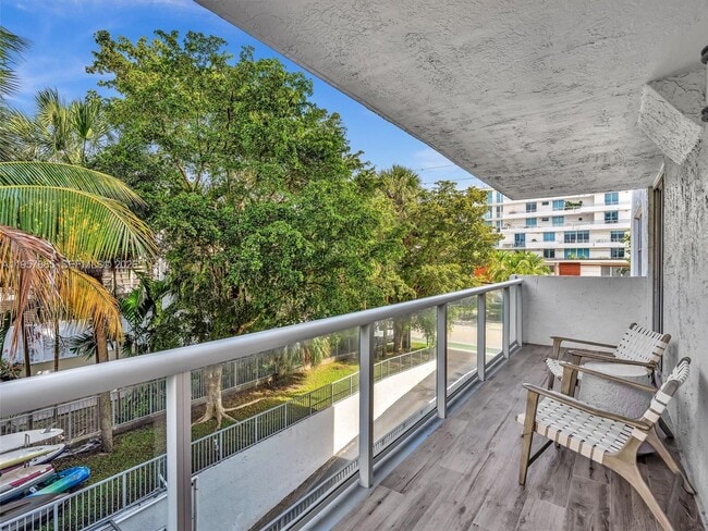 Building Photo - 10000 W Bay Harbor Dr