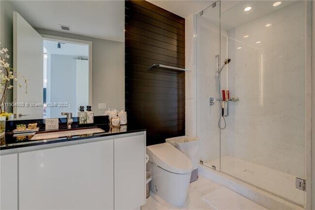 Building Photo - 18555 Collins Ave