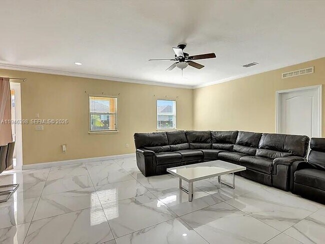 Building Photo - 1018 SW Eckard Ave