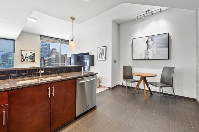 Building Photo - 360 Nueces St