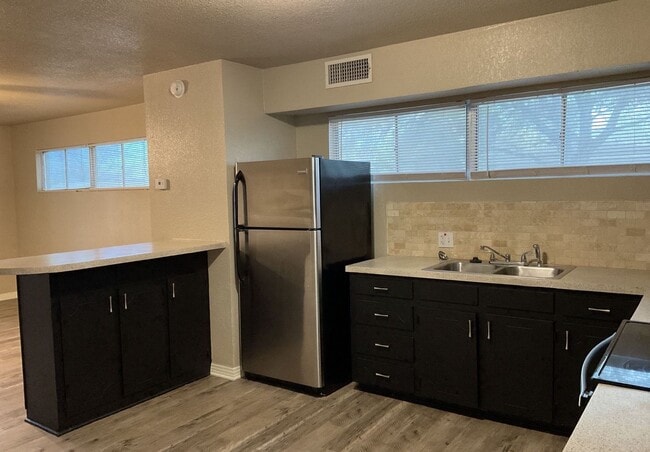 Building Photo - 1801 S 41st St