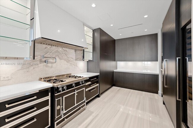 Building Photo - 17901 Collins Ave