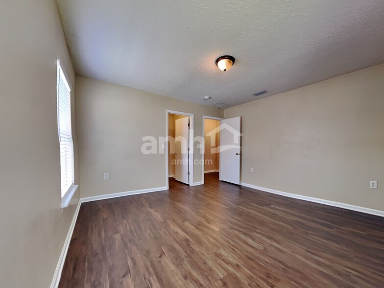 Building Photo - 11293 Justin Oaks Dr N